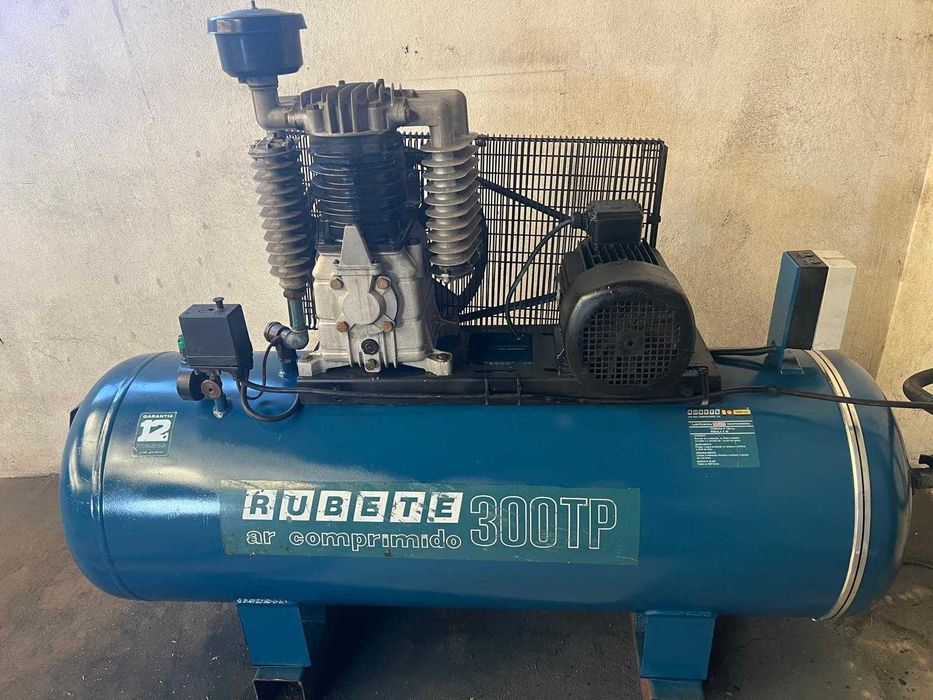 Compressor "Rubete 300 TP" em perfeito estado de funcionamento.