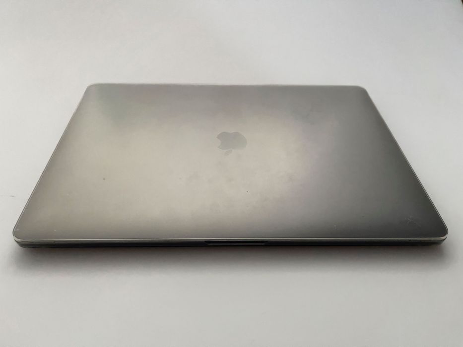 MacBook Pro 15" 2.6 GHz i7 (2018) with Touch Bar64738560728195123