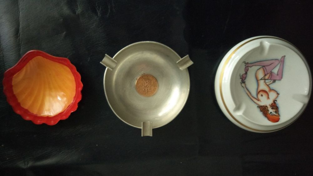 Conjunto de 2 cinzeiros holandeses.