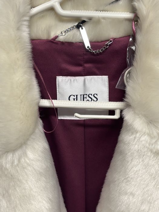 Casaco de pelo branco e rosa