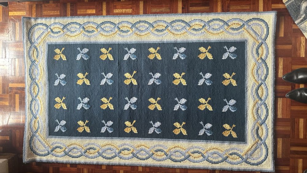 Tapete de Arraiolos verdadeiro feito a mão com ponto fino