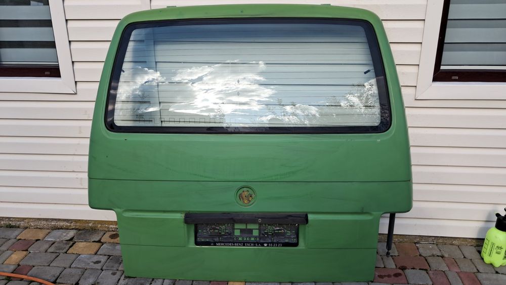 Продам двері задніі т4