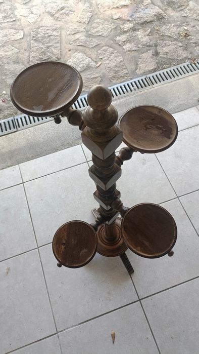 Floreira em  madeira com quatro suportes para vasos.