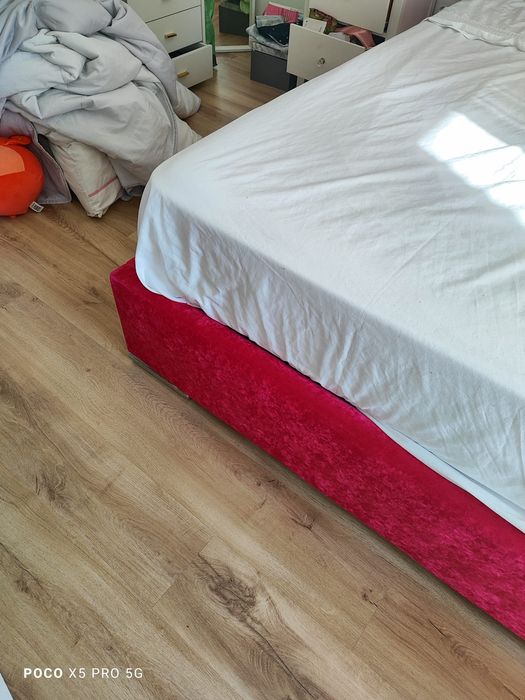 Cama de casal em bom estado