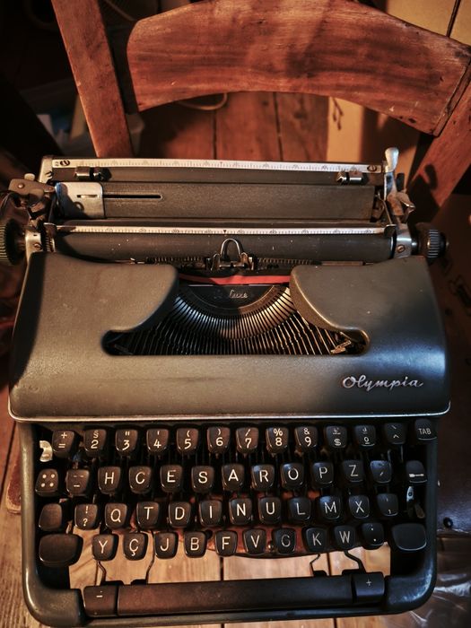 Máquina de escrever OLYMPIA