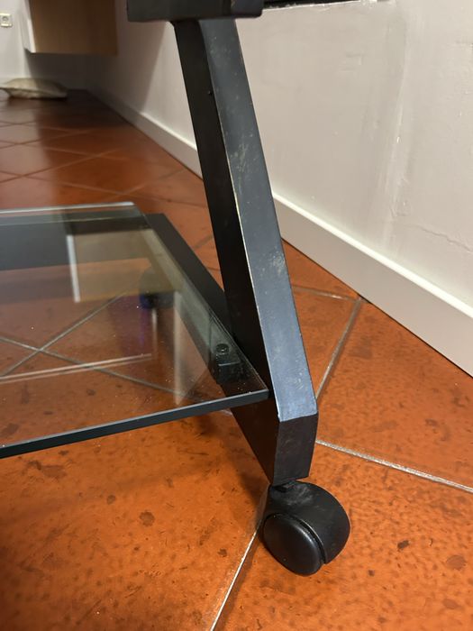 Movel com parteleiras em vidro