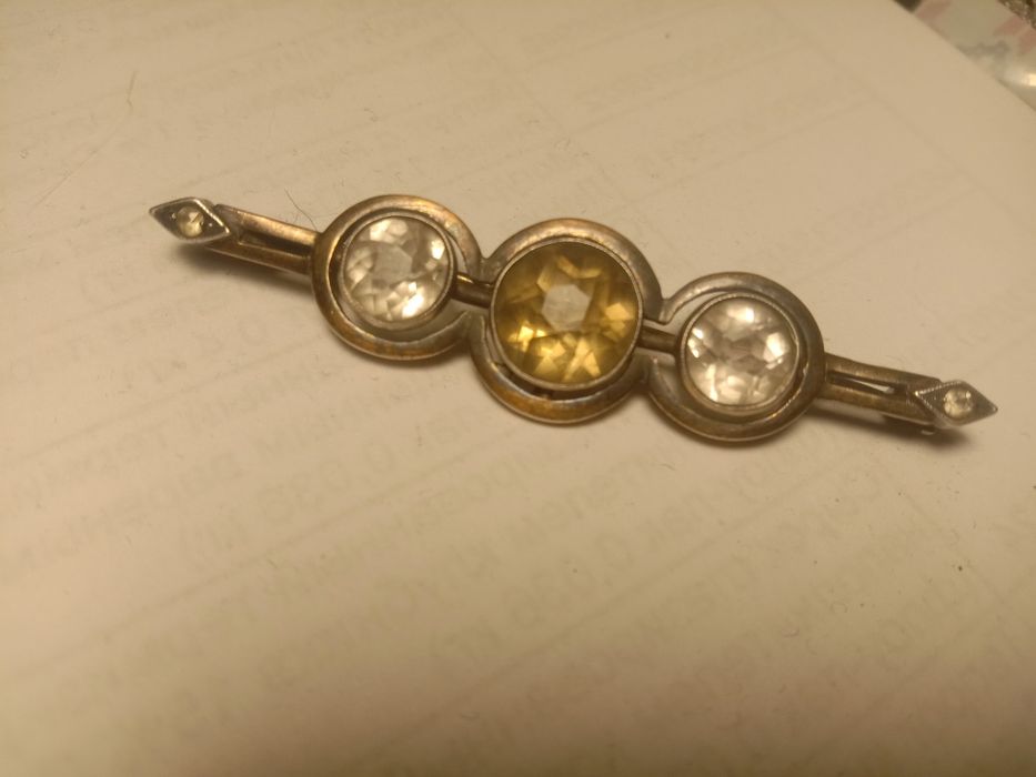 Продам брош серебро. Центральный камень Цитрин, по бокам горний хруста