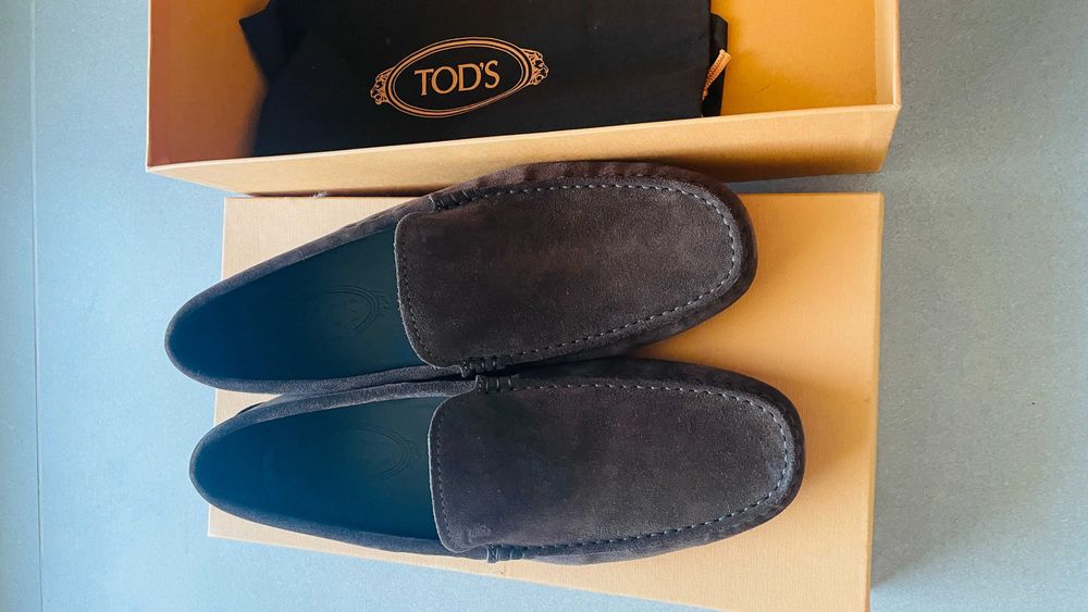 Sapatos de camurça Tod's, novos, sem uso e na caixa original.