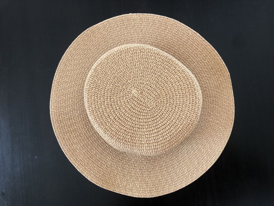 Капелюх жіночий, бежевий.