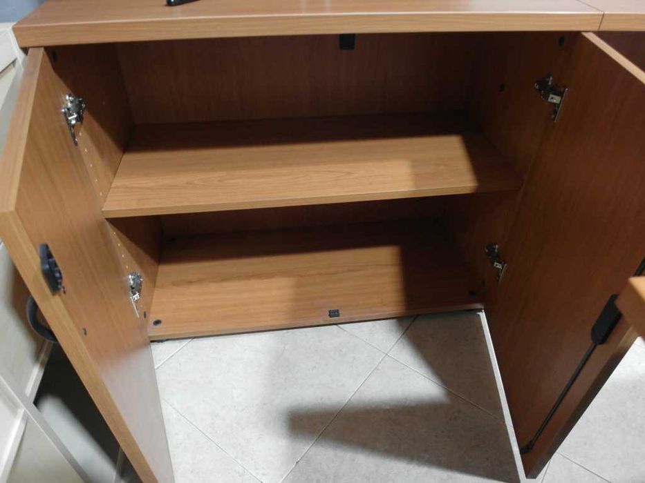 Móvel inferior para escritório com portas e estado novo