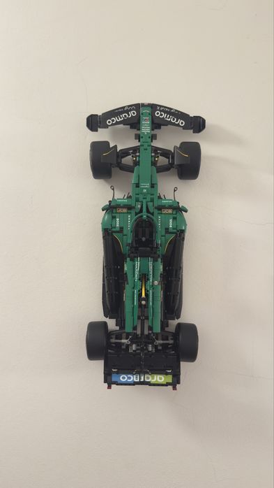 Suporte de Parede para LEGO® Speed Champions – Aston Martin AMR25 #42240