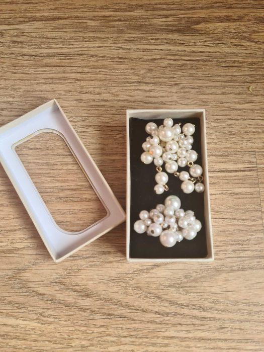 Zestaw biżuterii Avon. Perły, broszka i pierścionek.