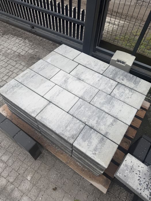 Kostka brukowa 4,25m2 + 3 szt. Obrzeza 28 cm wys