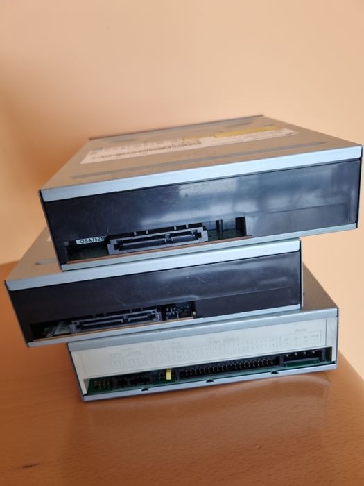 Três leitores gravadores cd/DVD internos para desktop