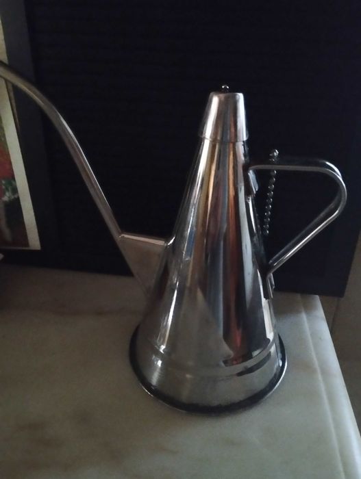 Almotolia bico fino produzida em aço inox