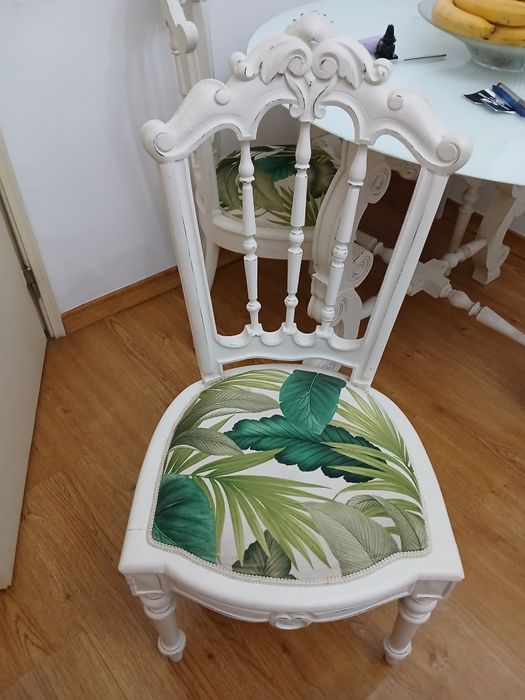 Uma mesa com 3 cadeiras