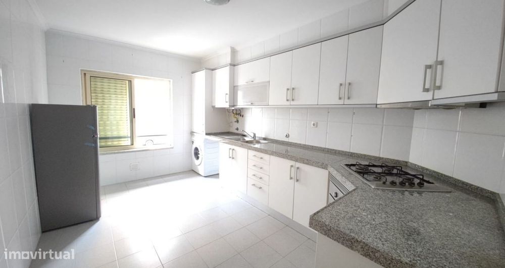 Apartamento T2 com parqueamento e arrumo