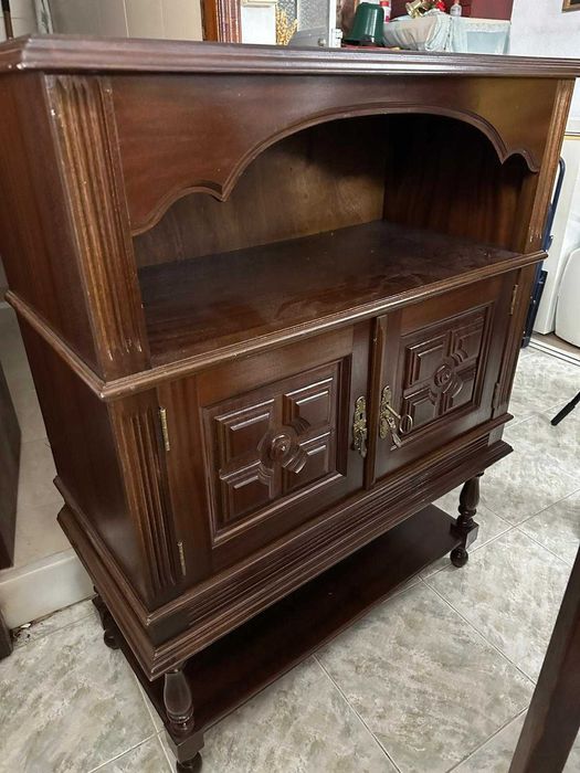 Móvel de Sala/Quarto Clássico em Madeira Maciça