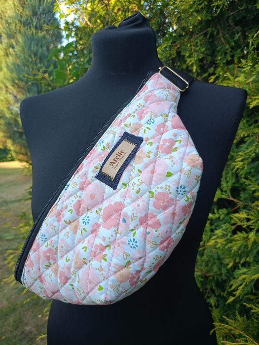 Pikowana nerka handmade – kwiatowy przód + czarny tył