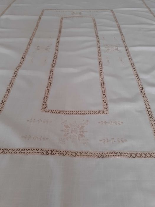 Nowy obrus len haftowany z bawełnianą koronką ecru 215x145 cm