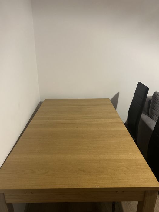 Stół z krzesłami na sprzedaż