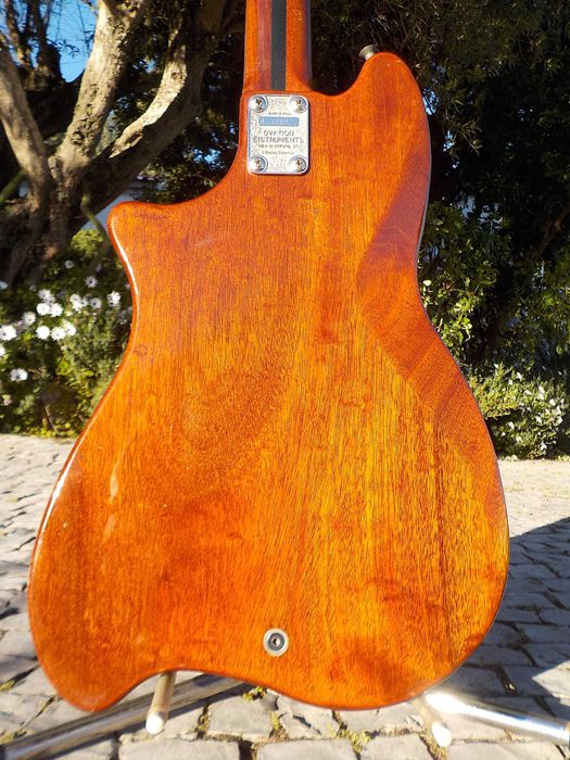 Baixo Ovation Magnum