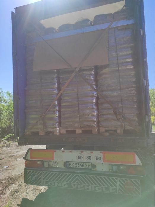 Соснова кора. Кора. Мульча. Шишки. Ландшафт. Сад.