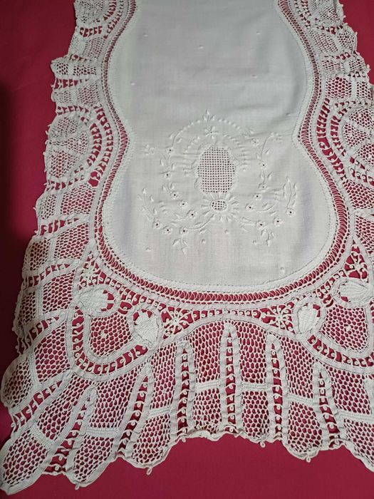 Naperon para Mesa em Linho Bordado 146x34cm