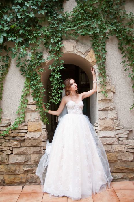 Неперевершена весільна сукня