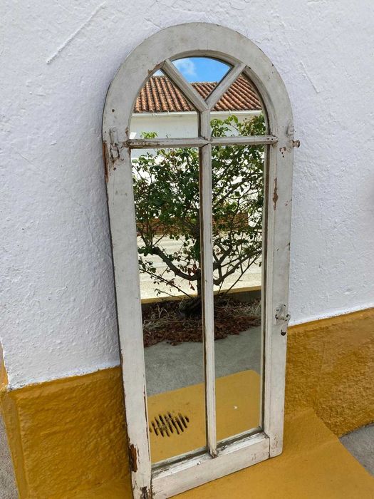 Janela antiga transformada em espelho, uma peça única com muito carácter e presença decorativa.
