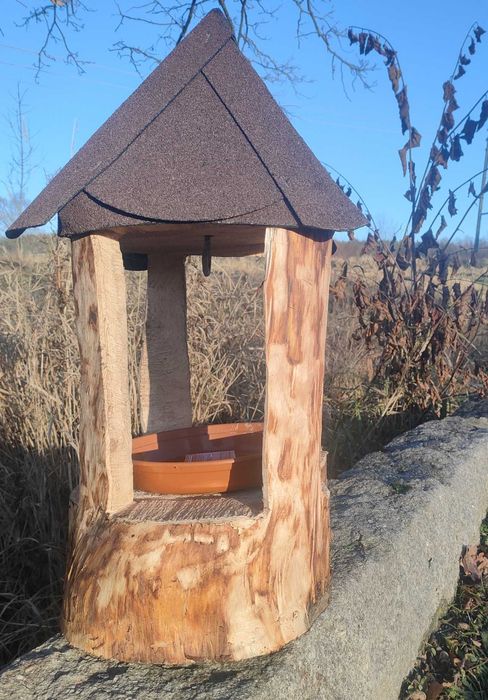 Unikatowy Karmnik Monolit – Rękodzieło z kłody sosnowej