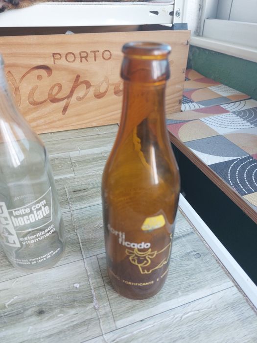 Antigas garrafas  pirogravadas de leite