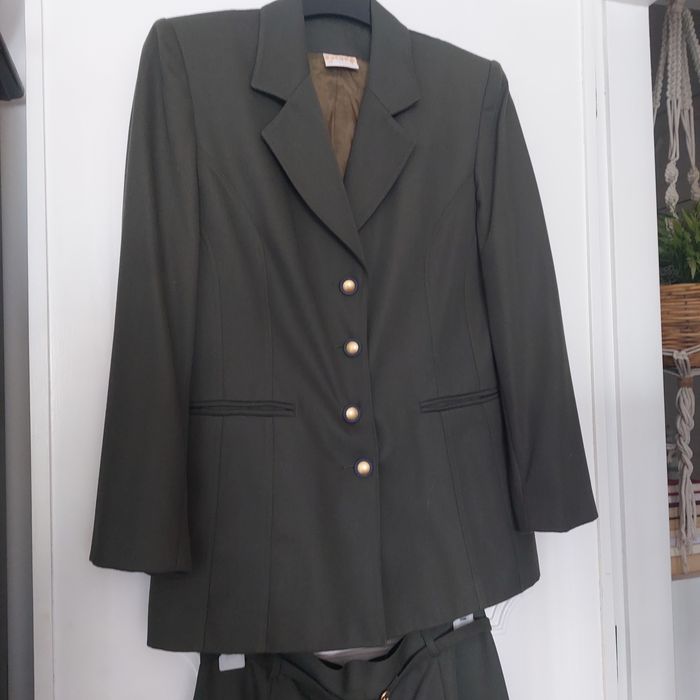 Fato de senhora  em tom de verde azeitona