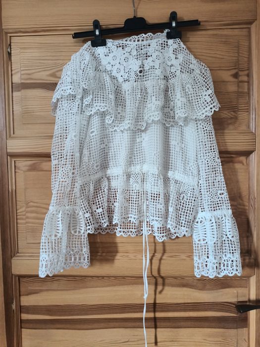 Koronkowa, biała bluzka z falbanami