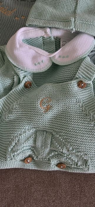 Roupinha e manta de Bebé - Primeira Roupa - Bordado nome Gabriel