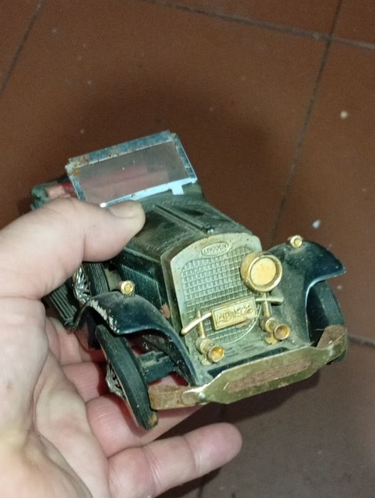Carrinho Antigo para colecionadores a precisar reparação