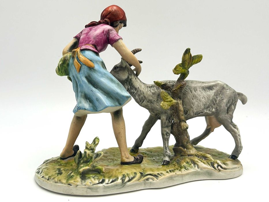Figurka: „Dziewczyna karmiąca kozę” Capodimonte, piękna, realistyczna