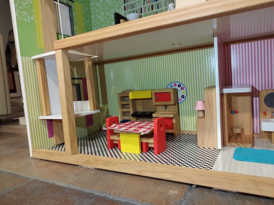 Casa de bonecas de madeira com mobília e bonecos incluídos