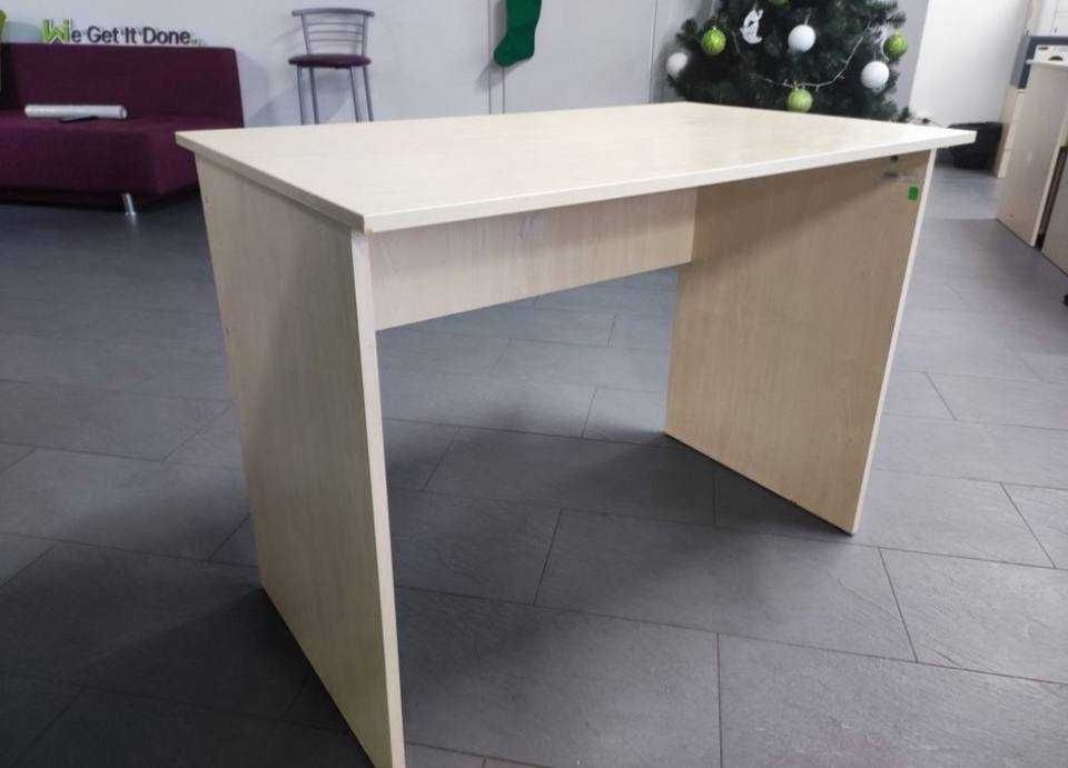 стол менеджера руководителя много