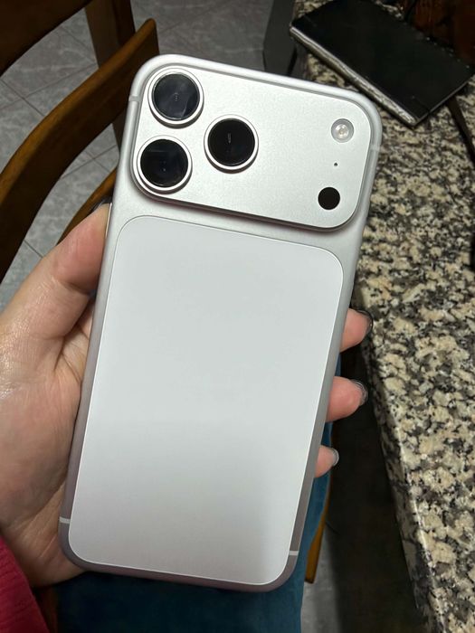 Vendo iphone 17 pro max
Este só foi aberto e ligado para ver se estava tudo direitinho e poder confirmar garantia em foto da Apple