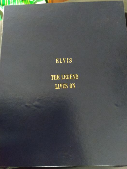 Compilação de 4 Cassetes e 1 Livro de Elvis - "The Legend Lives On"