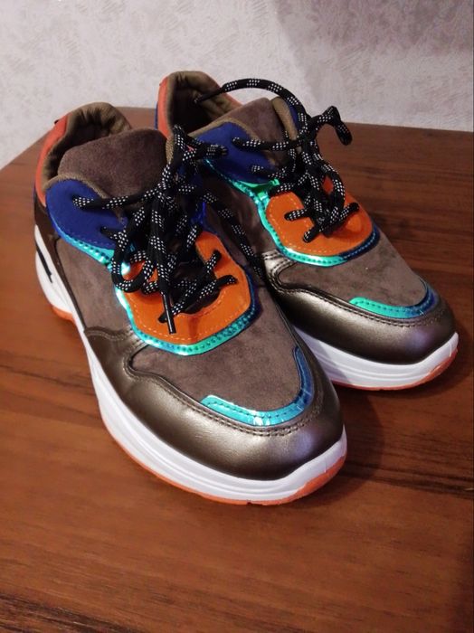 Жіночі кросівки нові