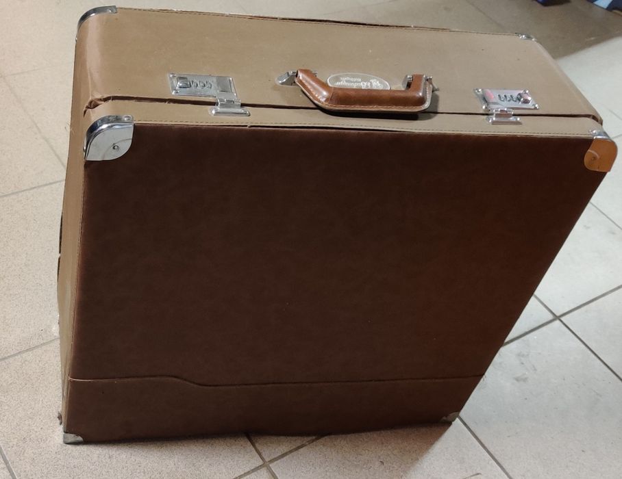 57x52x20 cm. Walizka z lat 50 -tych