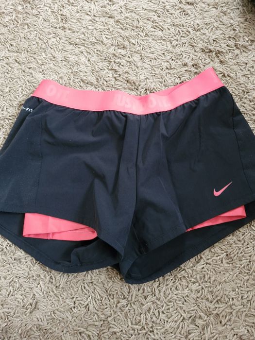 Спортивні подвійні шорти від Nike, М.