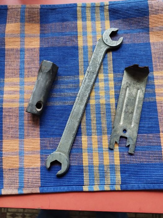 Ключи автомобильные на 17 и свечной.