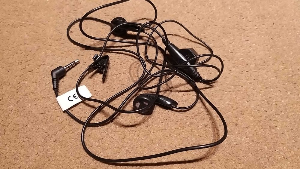 auriculares com fio e suporte para prender