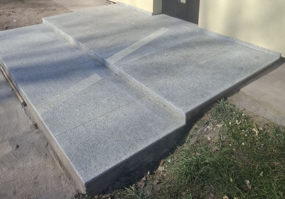 Montaż:Taras,schody, parapet: granit: