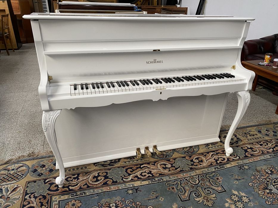 Piękne, białe pianino Schimmel