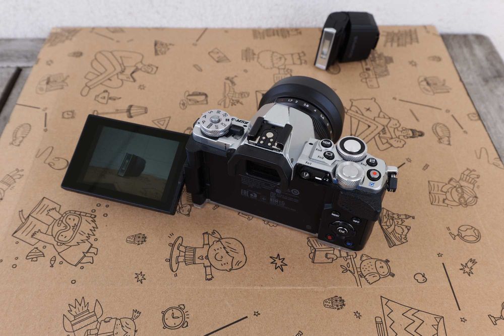 Olympus OM-D E-M5 Mark II (Body) + Lampa FL LM3 | Stan BDB | Mały przebieg 27k | adapter m42