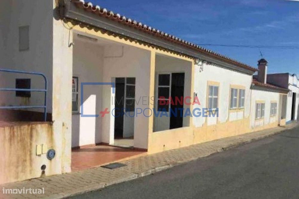 Armazém industrial situado em 2 lotes na Zona Industrial de Vale de...